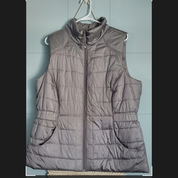 Cute grey puff vest - Picture 3 of 5